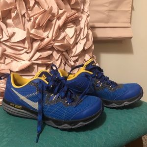 Nike Dual Fusion, sz 4 Youth, like new condition!